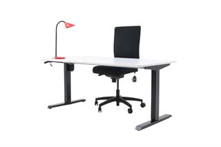 Kontorsæt med bordplade i hvid, stelfarve i sort, rød bordlampe og sort kontorstol
